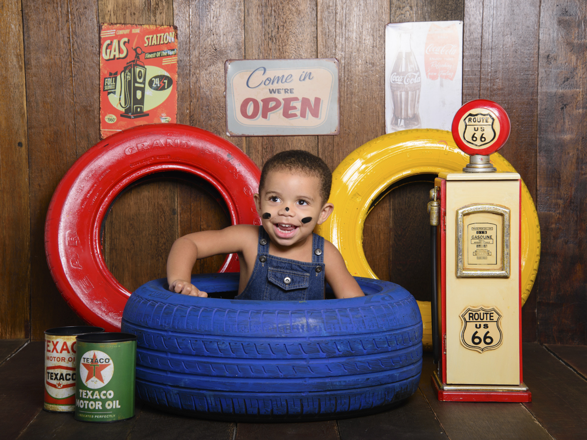 Sessão Retrô, pneus, graxa, sujeira, mecânico, oficina, gasolina, combustível, Sessão infantil laçobrincadeira.