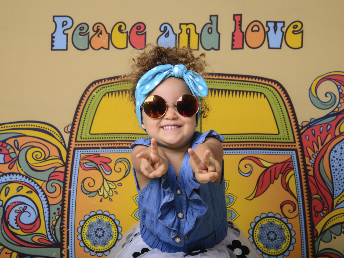 Sessão Retrô, óculos, flores, roots, good vibes, kombi, laços, paz e amor, bebê Sessão infantil cacheada.