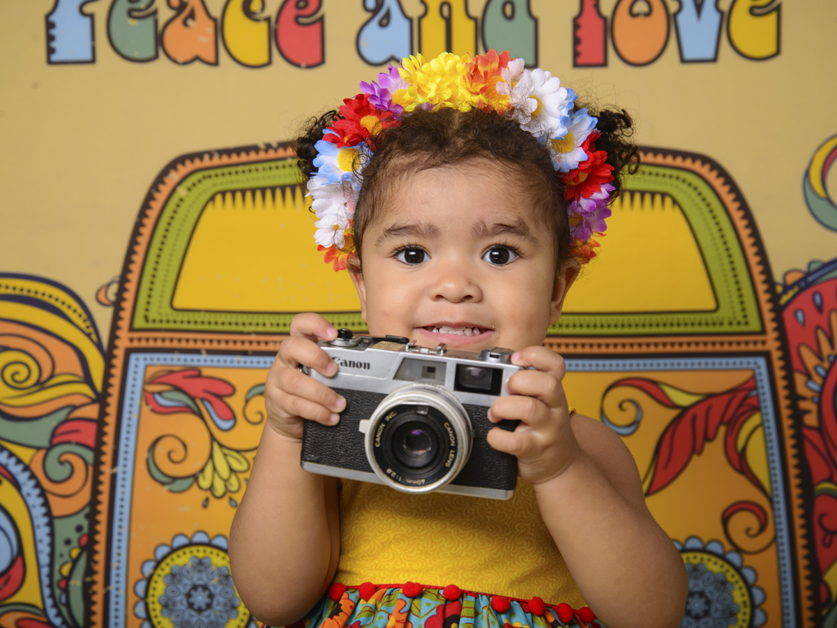 Sessão Retrô, flores, roots, good vibes, câmera, vestidos, kombi, coroa, bebê Sessão infantil sorrindo.