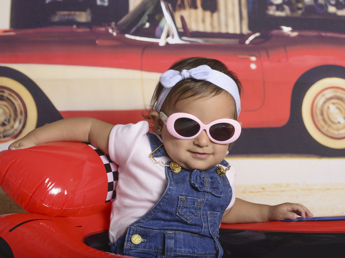 Sessão Retrô, carro, anos 60, óculos, laço, estilo, jeans.Sessão infantil laço