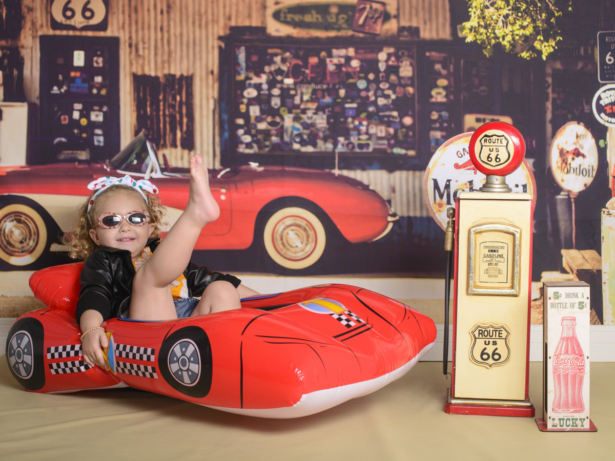 Sessão Retrô, carro, posto de combustível, gasolina, combustível, anos 60, óculos, Sessão infantil laço couro, jaqueta.