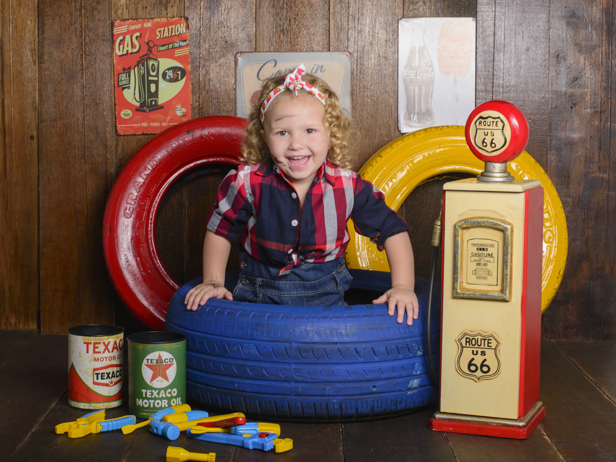 Sessão Retrô, pneus, graxa, sujeira, oficina, gasolina, combustível, irmãos, ferramentas, Sessão infantil laço, criança loira.