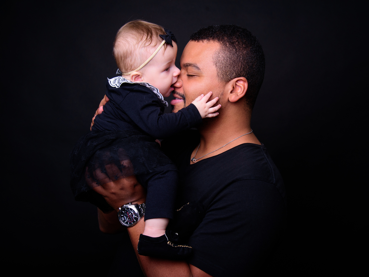 dia dos pais, foto com o papai, pai de menina, sessão de fotos, ensaio fotográfico, beijo no papai, pai e filha, foto de família, inspiração foto de família