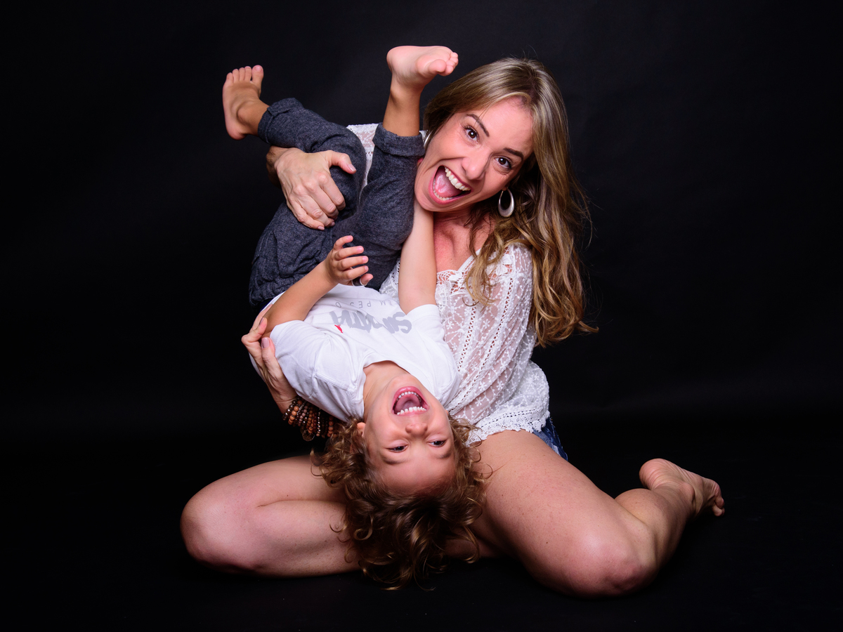 foto de família, inspiração foto de família, brincadeira de pai e filho, diversão, menino do papai, meu pai, meu herói, mãe de menino, brincadeira coma mamãe, bagunça, foto divertida, 