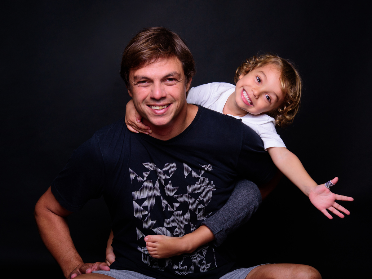 menina, sessão de fotos, ensaio fotográfico, beijo no papai, pai e filha, foto de família, inspiração foto de família, brincadeira de pai e filho, diversão, menino do papai, meu pai, meu herói