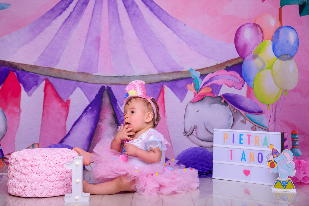 sessão de aniversario, 1 ano do bebê, aniversario de um ano, tema circo, leão, palhaço, pipoca, picadeiro, ensaio infantil, foto de bebê, smash the cake, bailarina, circo rosa
