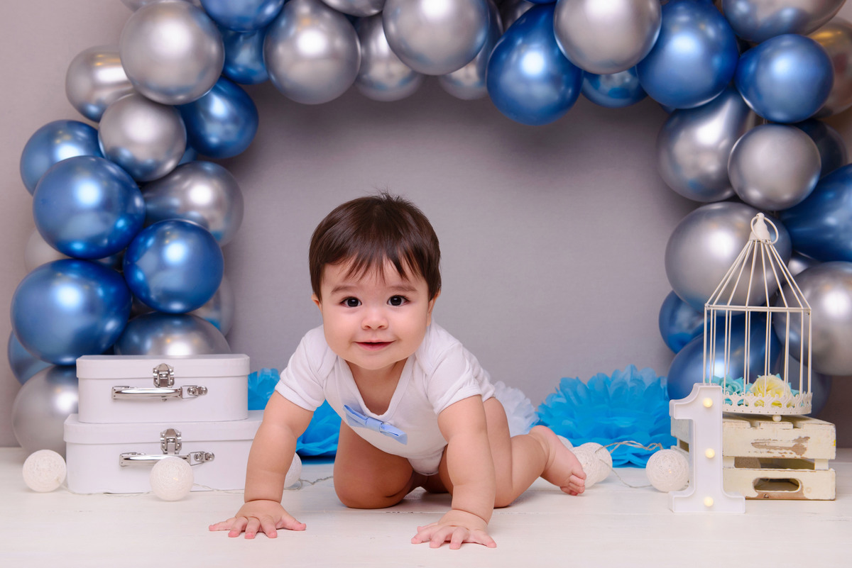 Smash the cake, festa de 1 ano, bebês, ensaio infantil, aniversario infantil, balões, azul metálico 