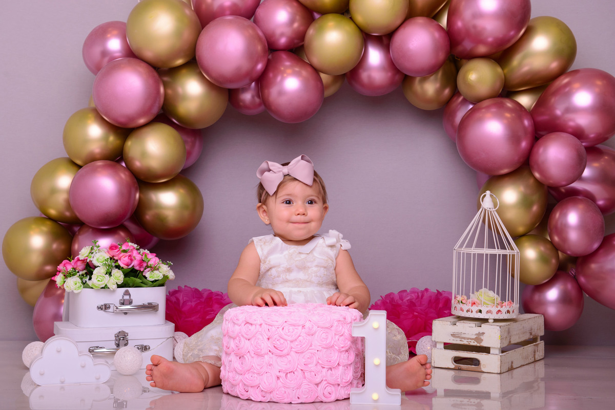 Smash the cake, festa de 1 ano, bebês, ensaio infantil, aniversario infantil, balões, rosa e dourado, metálico