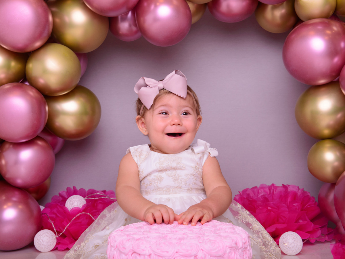 Smash the cake, festa de 1 ano, bebês, ensaio infantil, aniversario infantil, balões, rosa e dourado, metálico