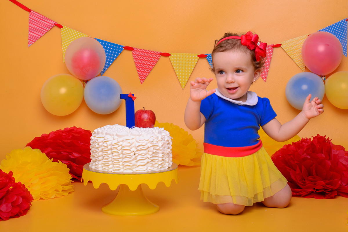 Smash the cake, aniversario menina, decoração amerela, festa menina, bolo de aniversário, branca de neve, sete anões,