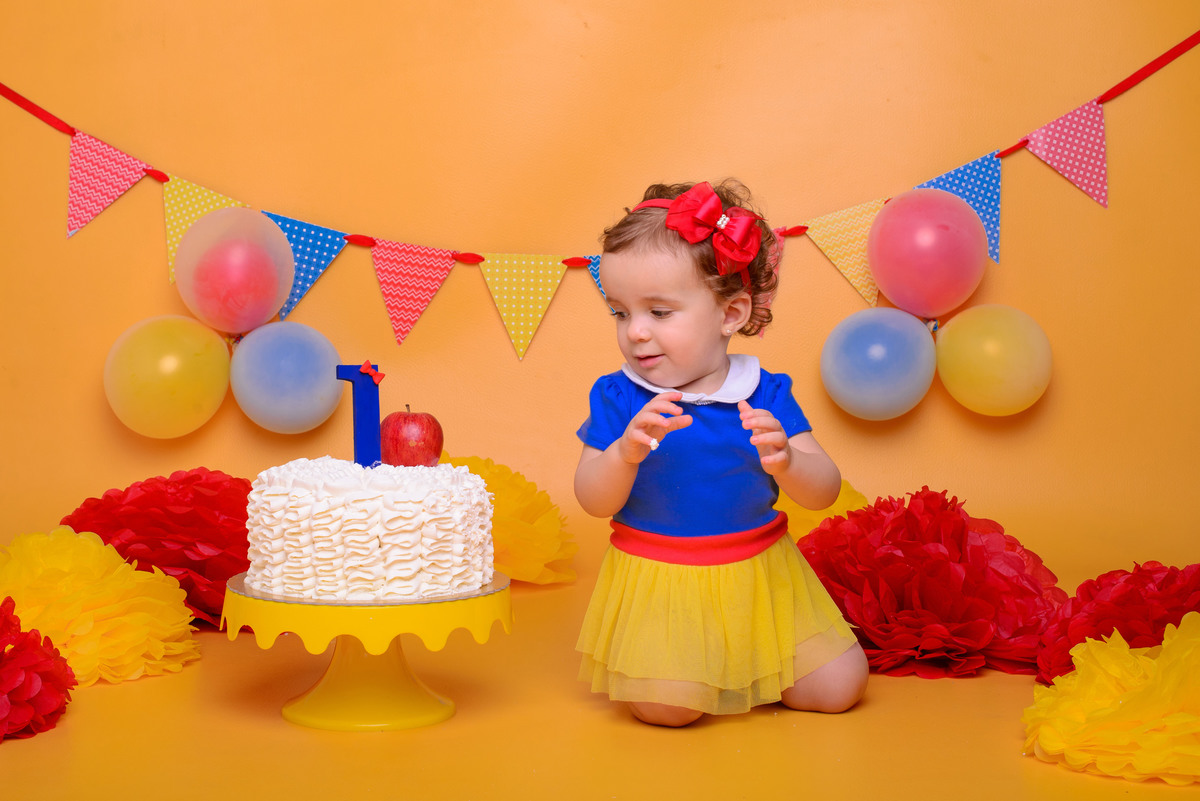 Smash the cake, aniversario menina, decoração amerela, festa menina, bolo de aniversário, branca de neve, sete anões,