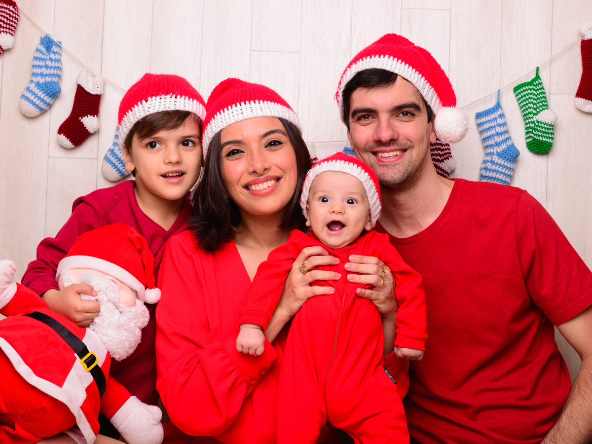 TAL, FOTOS NATAL, BONECO DE NEVE, ELFO, ASSISTENTE DO PAPAI NOEL, GUINOMO, ARVORE DE NATAL, TRENÓ, CHAMINÉ, GORRO DE NATAL, PRESENTE, FAMILIA, SESSÃO FAMILIA, NATAL EM FAMILIA