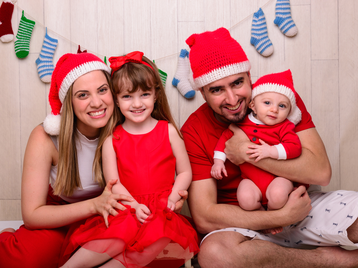 ELFO, ASSISTENTE DO PAPAI NOEL, GUINOMO, ARVORE DE NATAL, TRENÓ, CHAMINÉ, GORRO DE NATAL, PRESENTE, FAMILIA, SESSÃO FAMILIA, NATAL EM FAMILIA