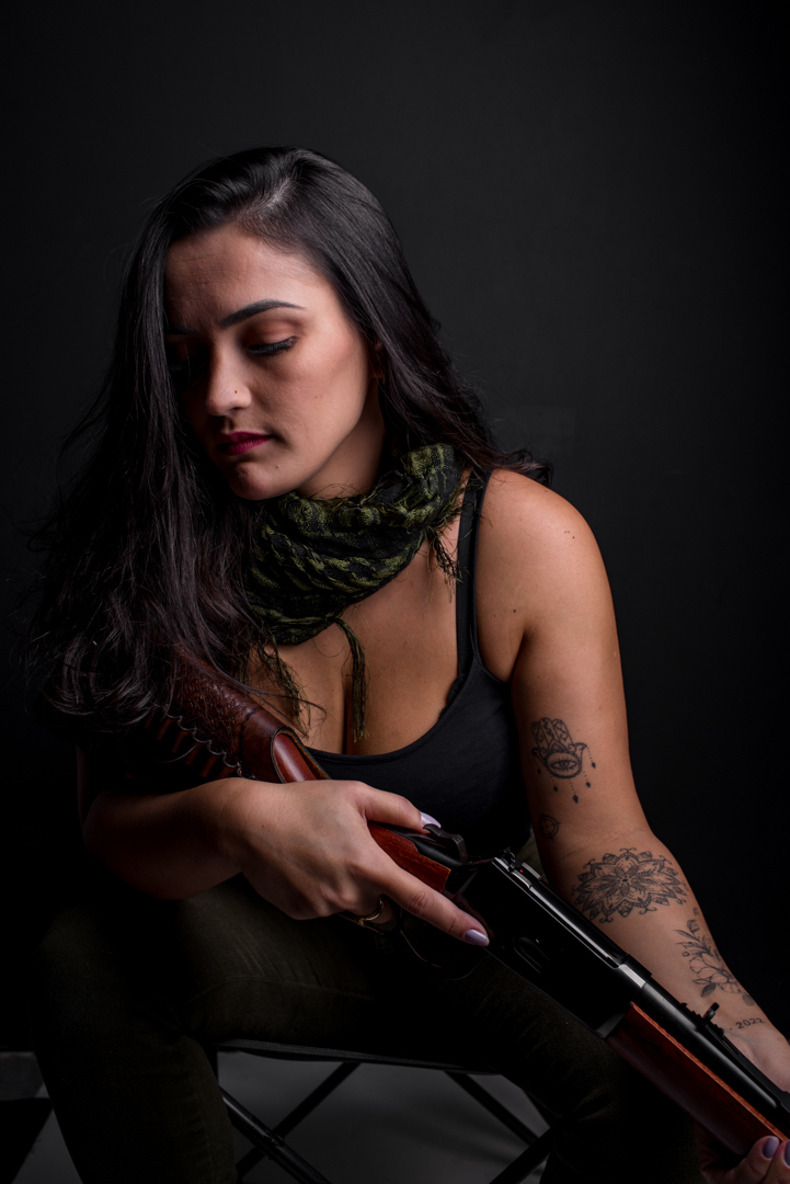 retrato fotográfico em estúdio realizado em Vitória - ES, arma de fogo espingarda puma