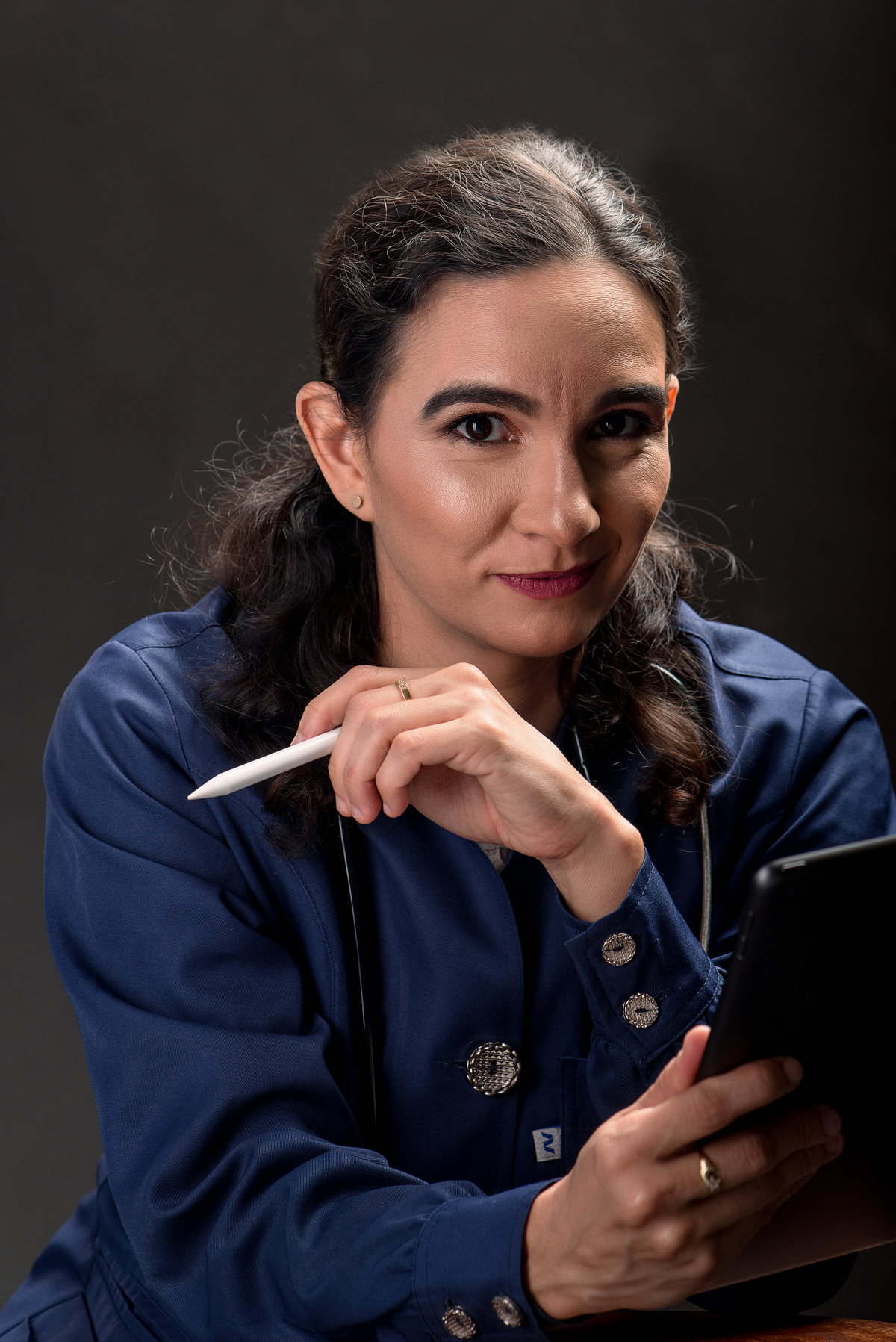 retrato profissional, realizado em estudio para medica de familia, posicionamento de imagem profissional por paulo mota fotografia