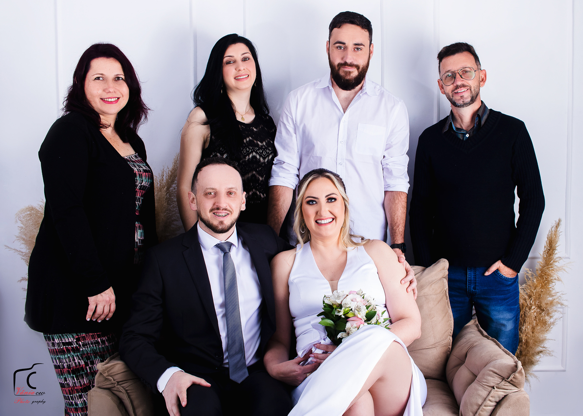 Foto dos noivos em estúdio com os padrinhos