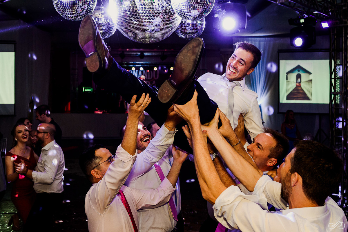 Casamento da Taís e do Tiago fotografado pelos fotógrafos Jonatan Diego e Bianca Pezzini na cidade de encantado rs
