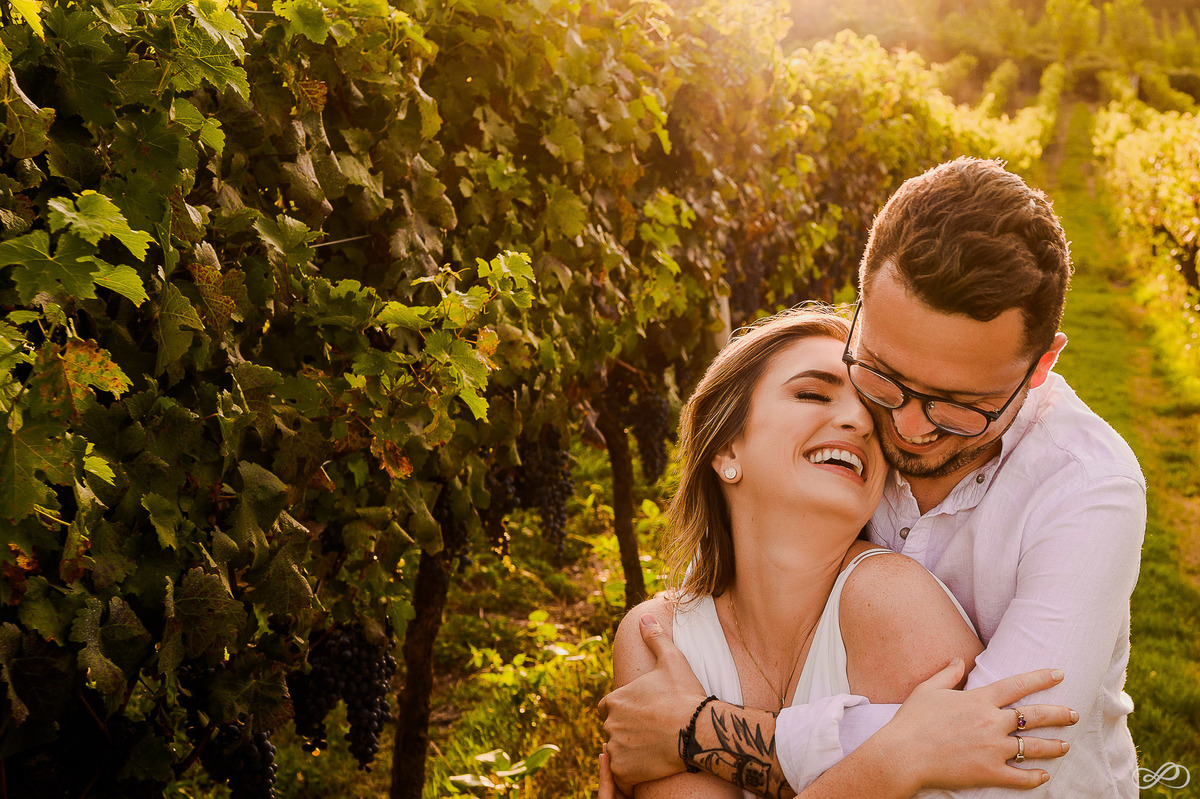 Ensaio pré casamento da Natália e do Lucas, fotografado pelo fótografo Jonaran Diego na vinícola miolo em bento gonçalves RS