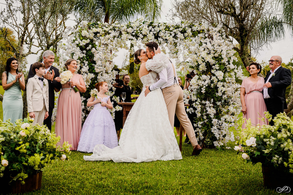 Foto do casamento do Lucas e da Natália fotografado pela casal Jonatan Diego e Bianca Pezzini no lago das palmeiras em Ibirubá - RS
