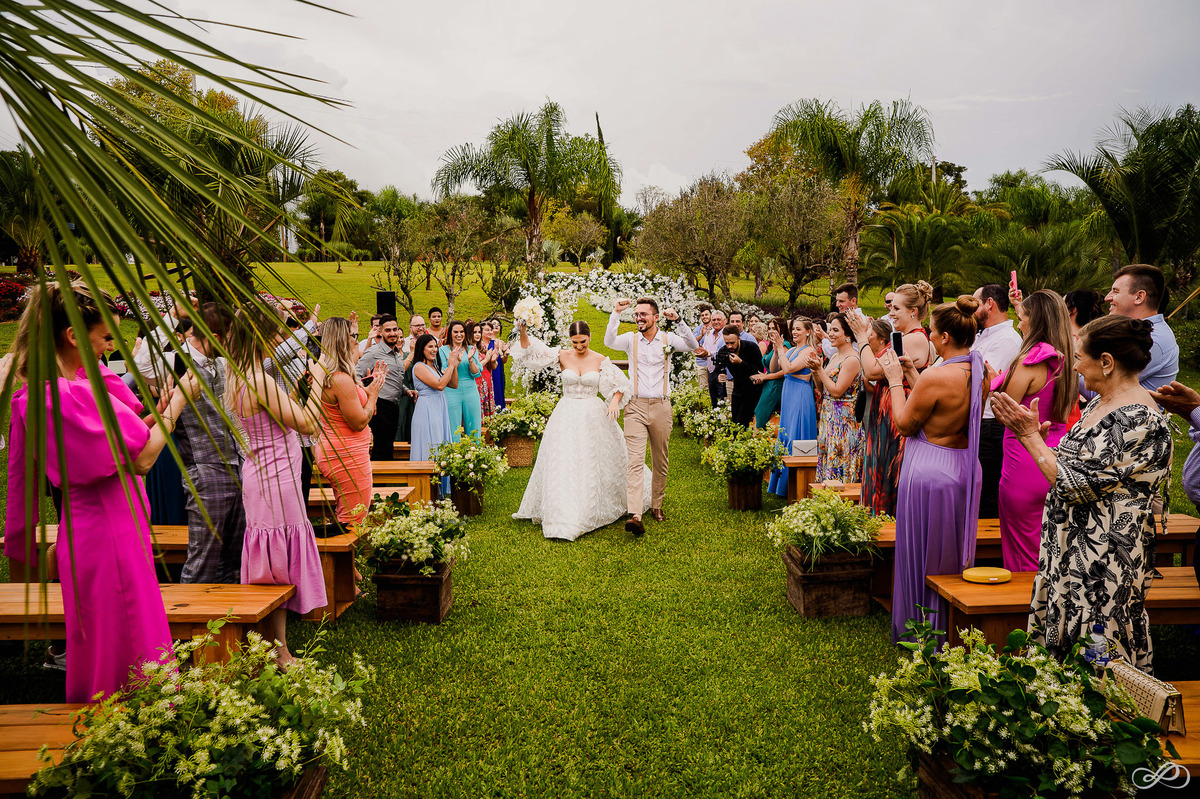 Foto do casamento do Lucas e da Natália fotografado pela casal Jonatan Diego e Bianca Pezzini no lago das palmeiras em Ibirubá - RS