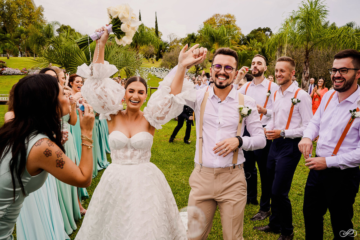 Foto do casamento do Lucas e da Natália fotografado pela casal Jonatan Diego e Bianca Pezzini no lago das palmeiras em Ibirubá - RS