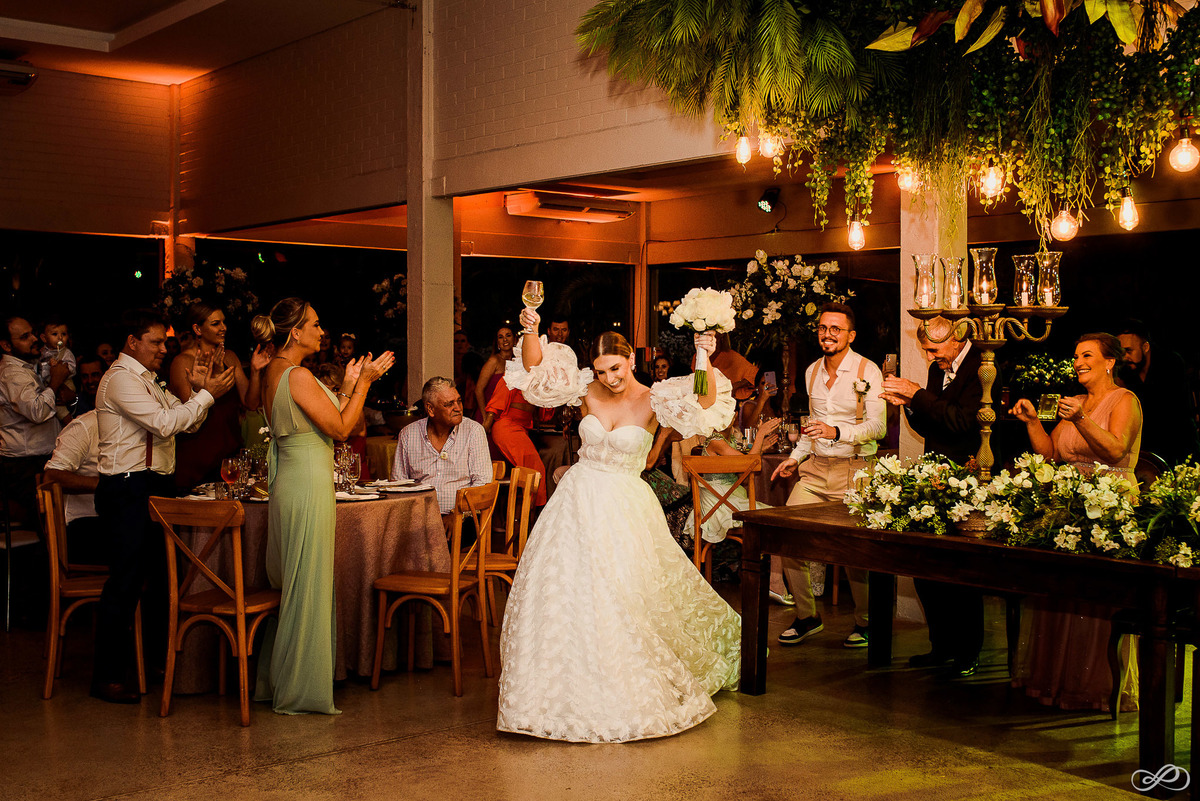 Foto do casamento do Lucas e da Natália fotografado pela casal Jonatan Diego e Bianca Pezzini no lago das palmeiras em Ibirubá - RS