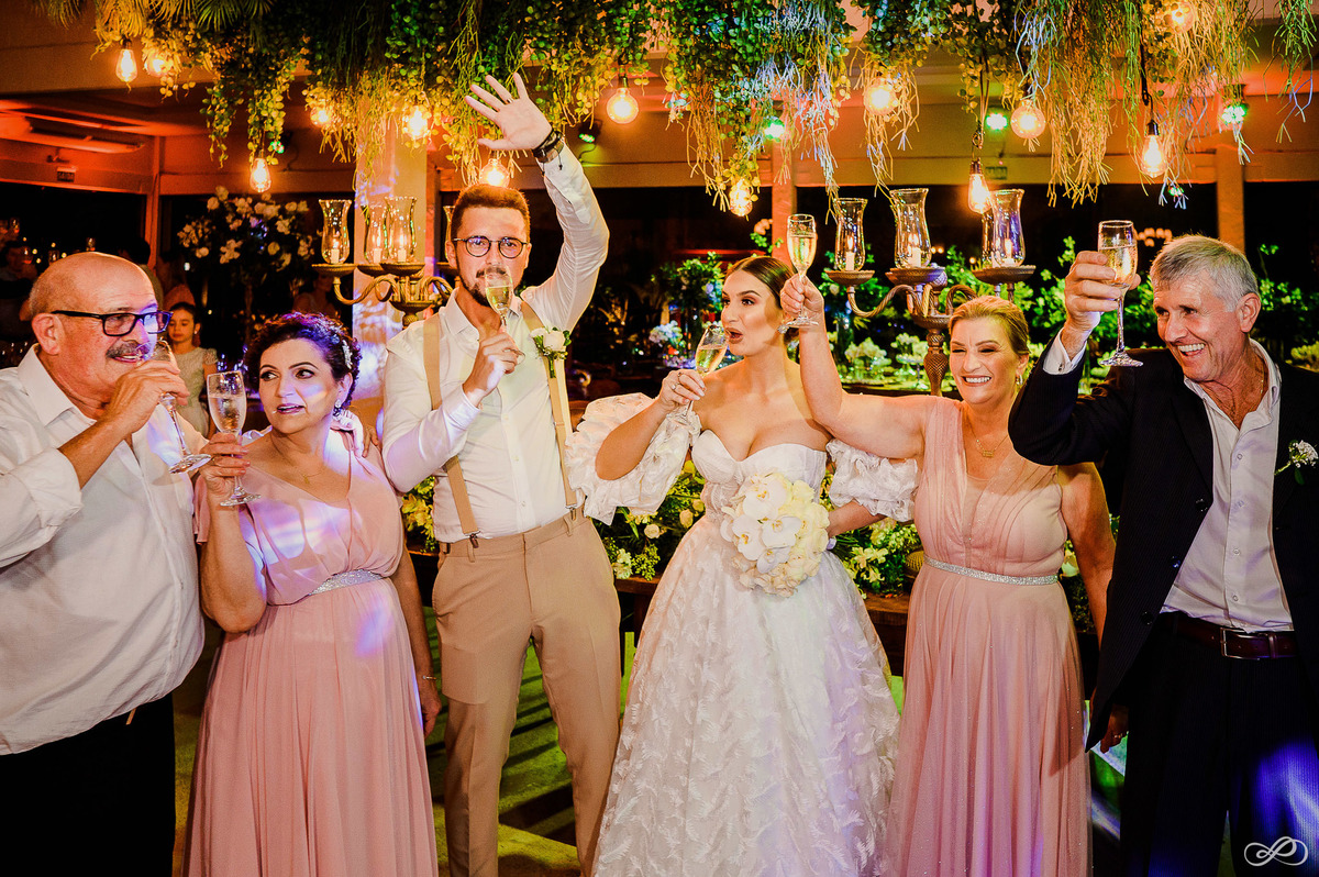 Foto do casamento do Lucas e da Natália fotografado pela casal Jonatan Diego e Bianca Pezzini no lago das palmeiras em Ibirubá - RS