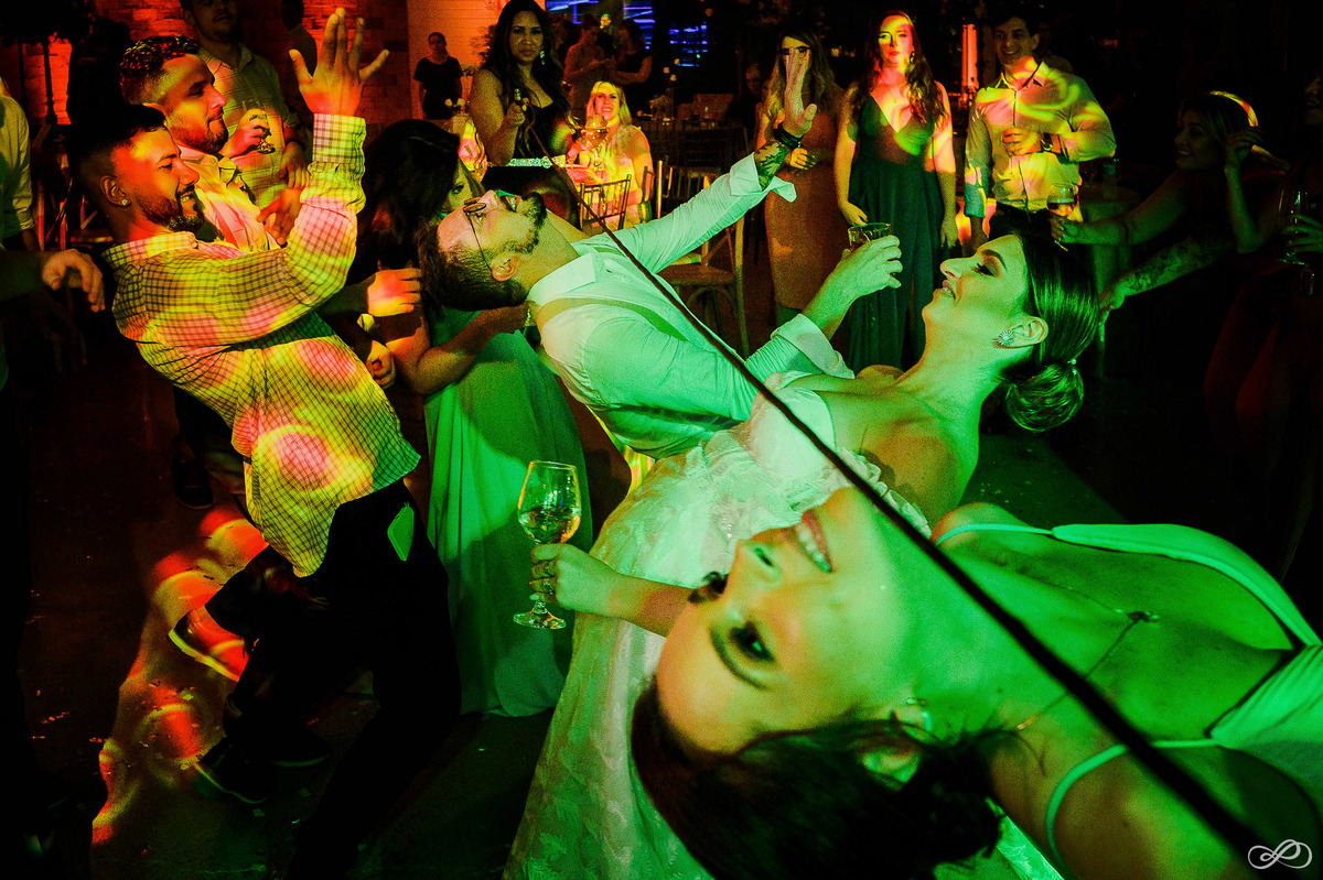 Foto do casamento do Lucas e da Natália fotografado pela casal Jonatan Diego e Bianca Pezzini no lago das palmeiras em Ibirubá - RS