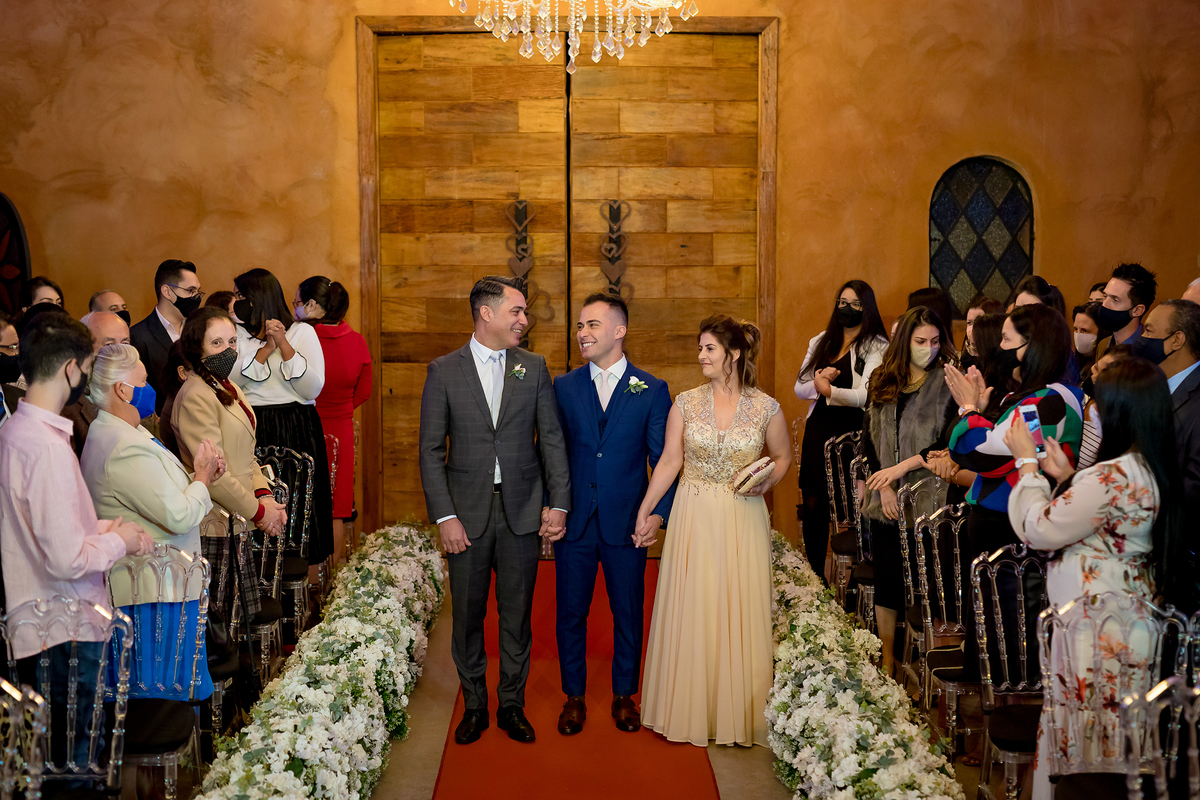 Entrada do noivo na cerimônia com seus pais