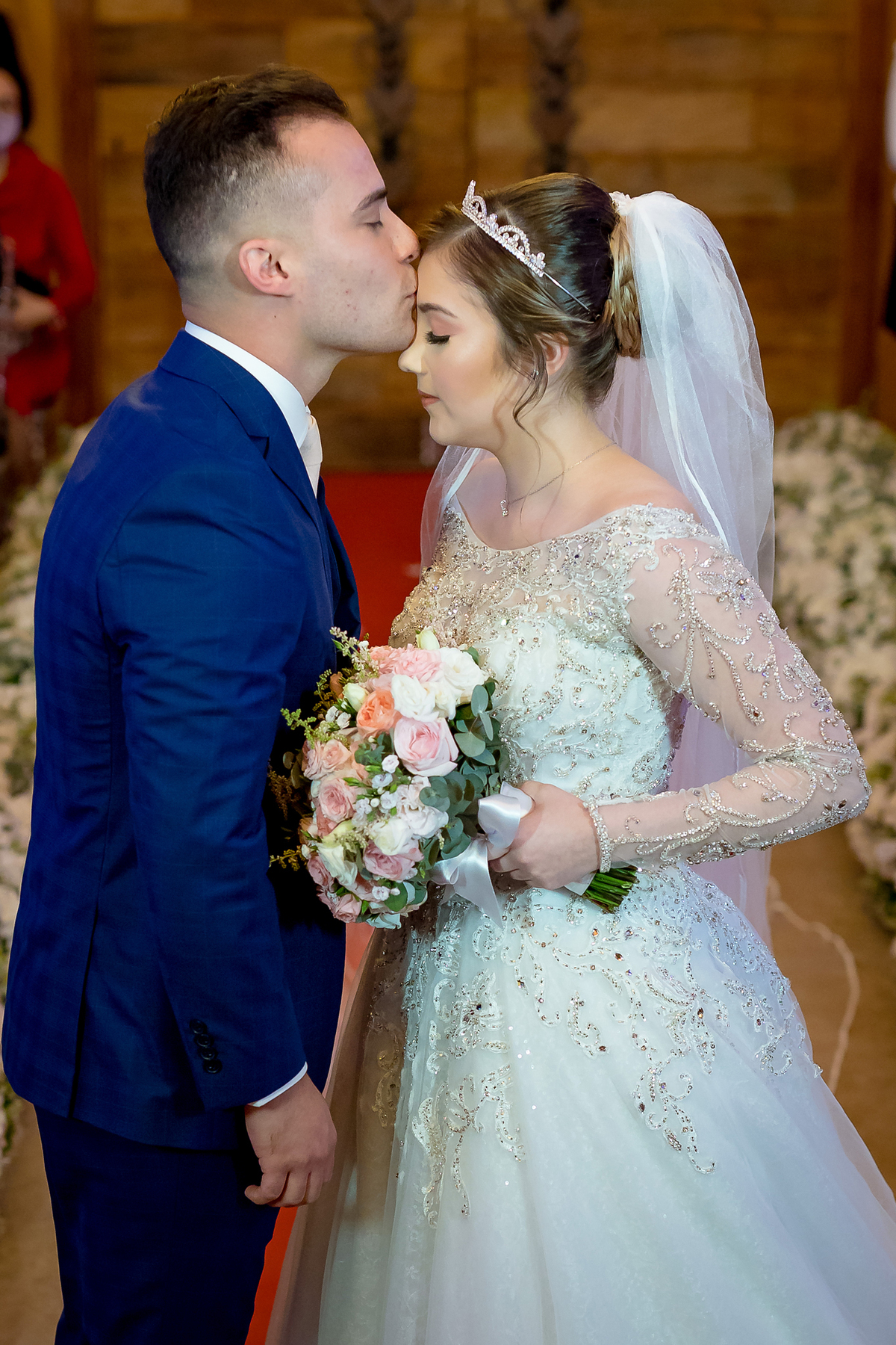 Noivo recebendo a noiva com um belo beijo em sua testa