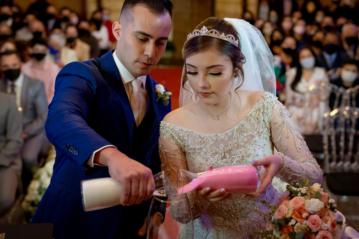 Celebração das areias, noivos misturando as areias nas cores rosa e branca