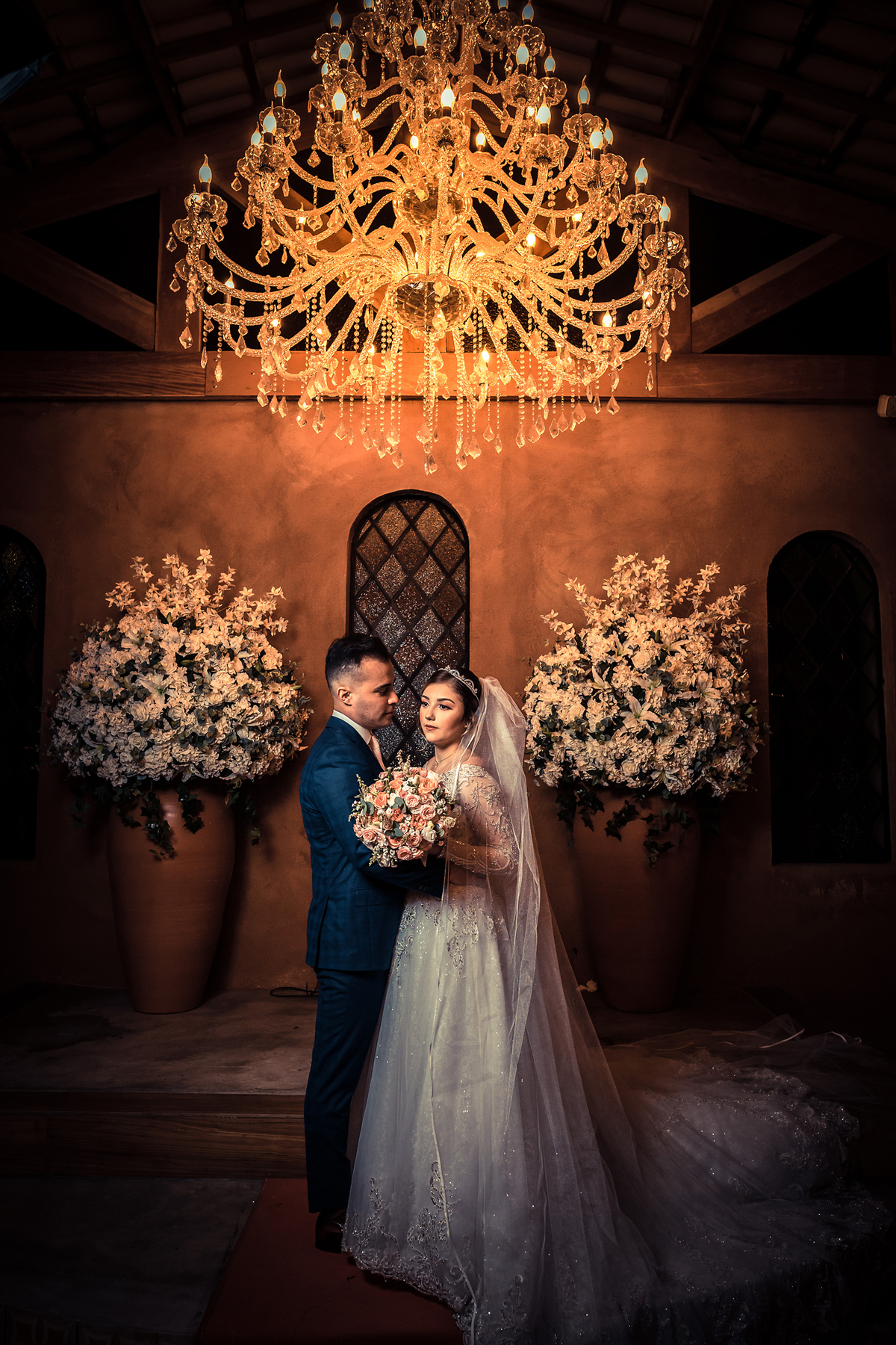 Ensaio pós cerimônia, Noivos pousados clássicos para um belo retrato aproveitando a beleza do espaço e seu lustre