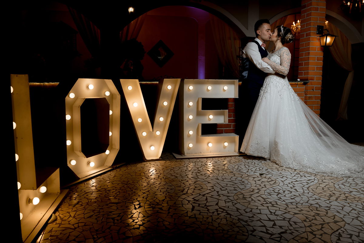 Ensaio pós cerimônia, pose clássica ao lado do letreiro LOVE do próprio espaço aricanduva o casarão
