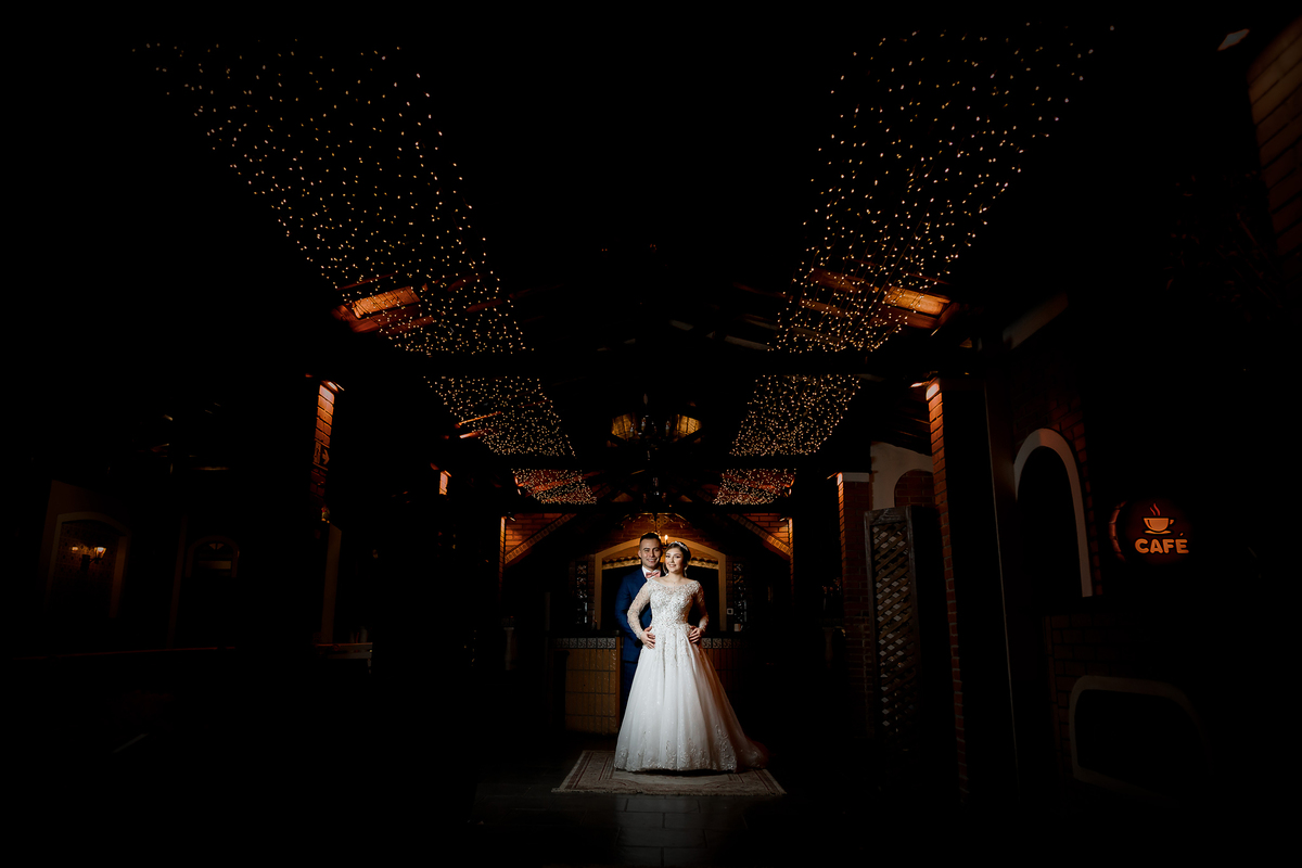 Ensaio pós cerimônia, um belo retrato utilizando a iluminação do teto que tem uma cortina de led