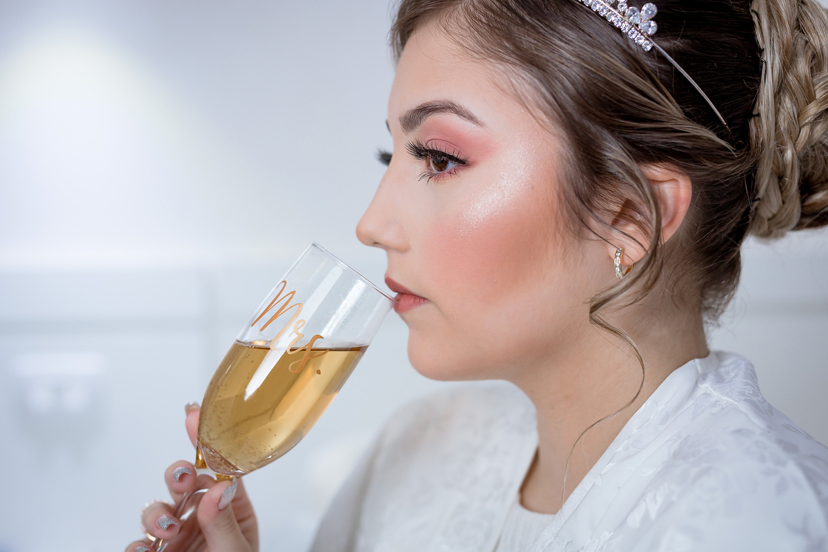 Noiva pensativa e apreciando uma bela taça de espumante 