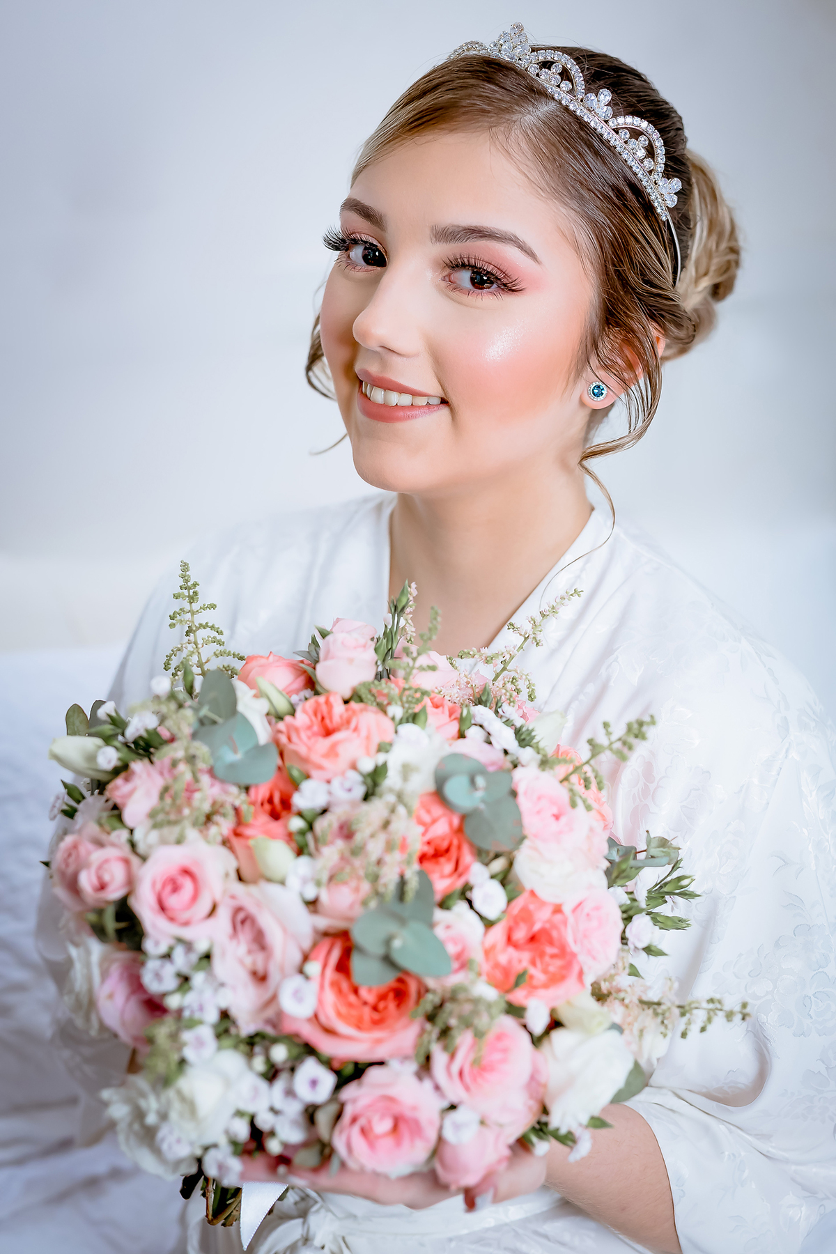 Noiva exibindo seu belo buquê feito pela feflowersdesign