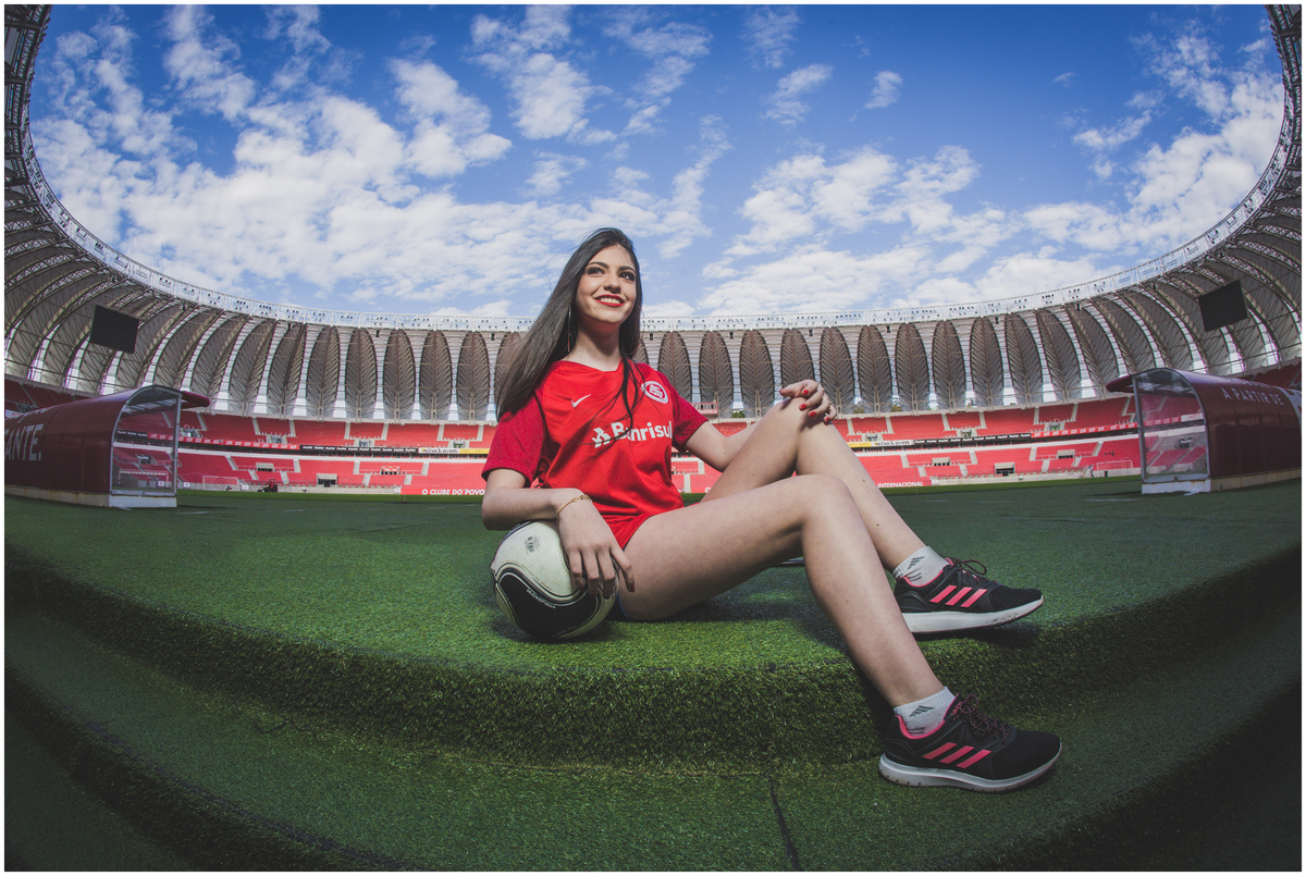 menina colorada-sentada na escada-colorada 
