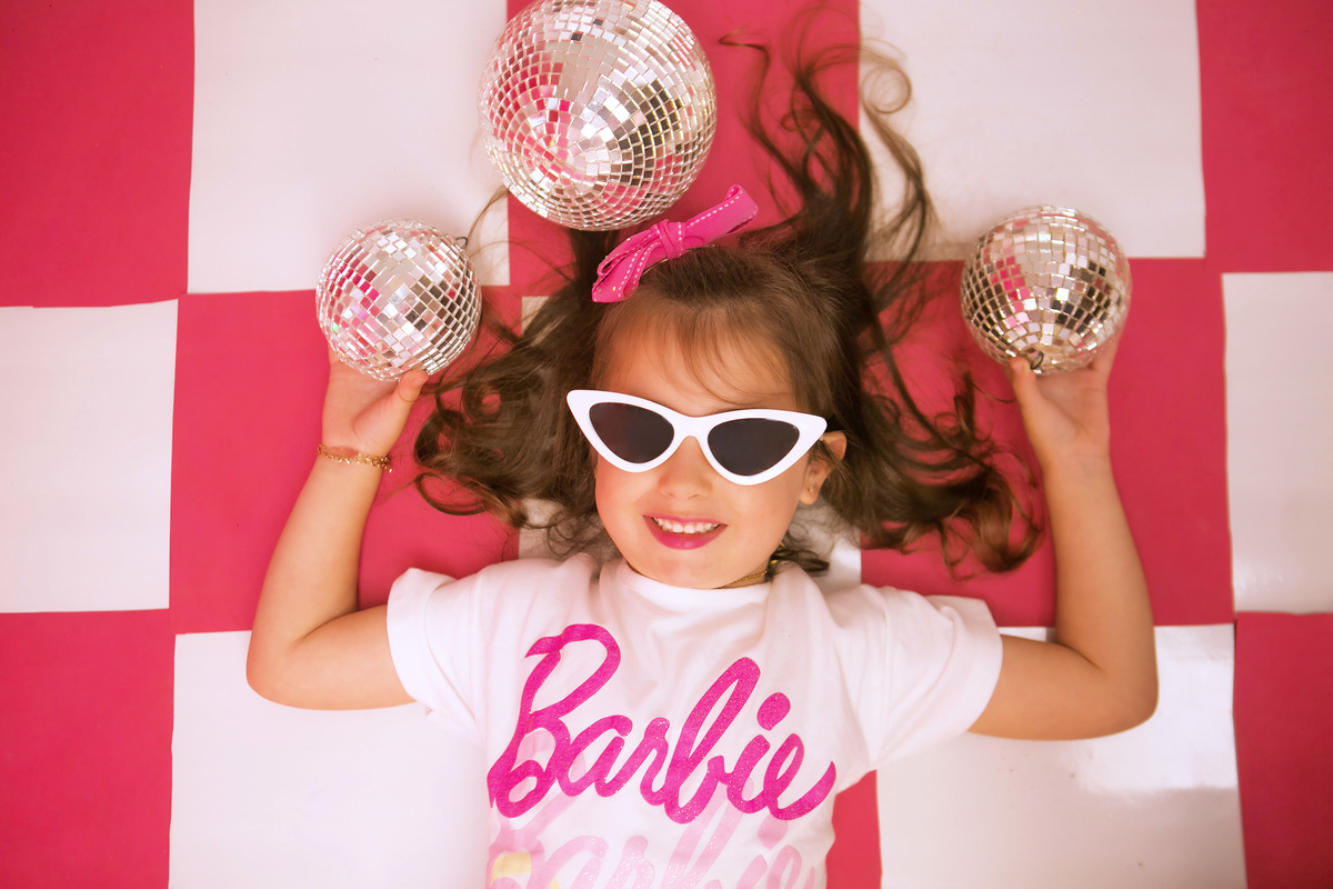 fotografia infantil criativa em estúdio
ensaio infantil com cenário personalizado barbie
ensaio de aniversário diferente para menina