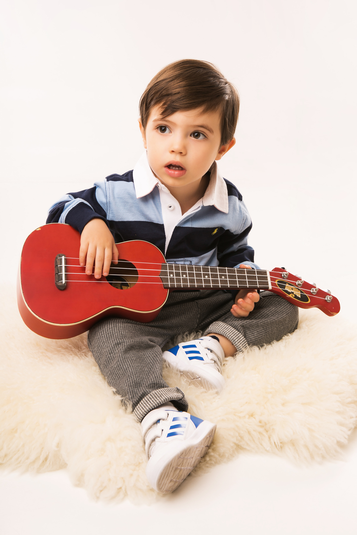 fotos com violão, criança musico, criança feliz