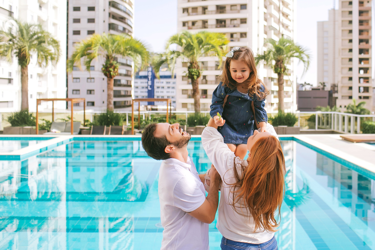 ensaio na piscina, fotografa de familia, fotografa de criança