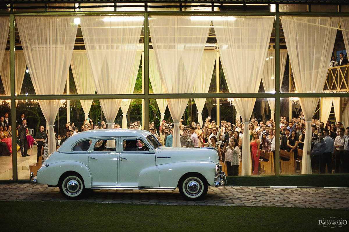 Os noivos fizeram um aluguel de carro antigo para o casamento.