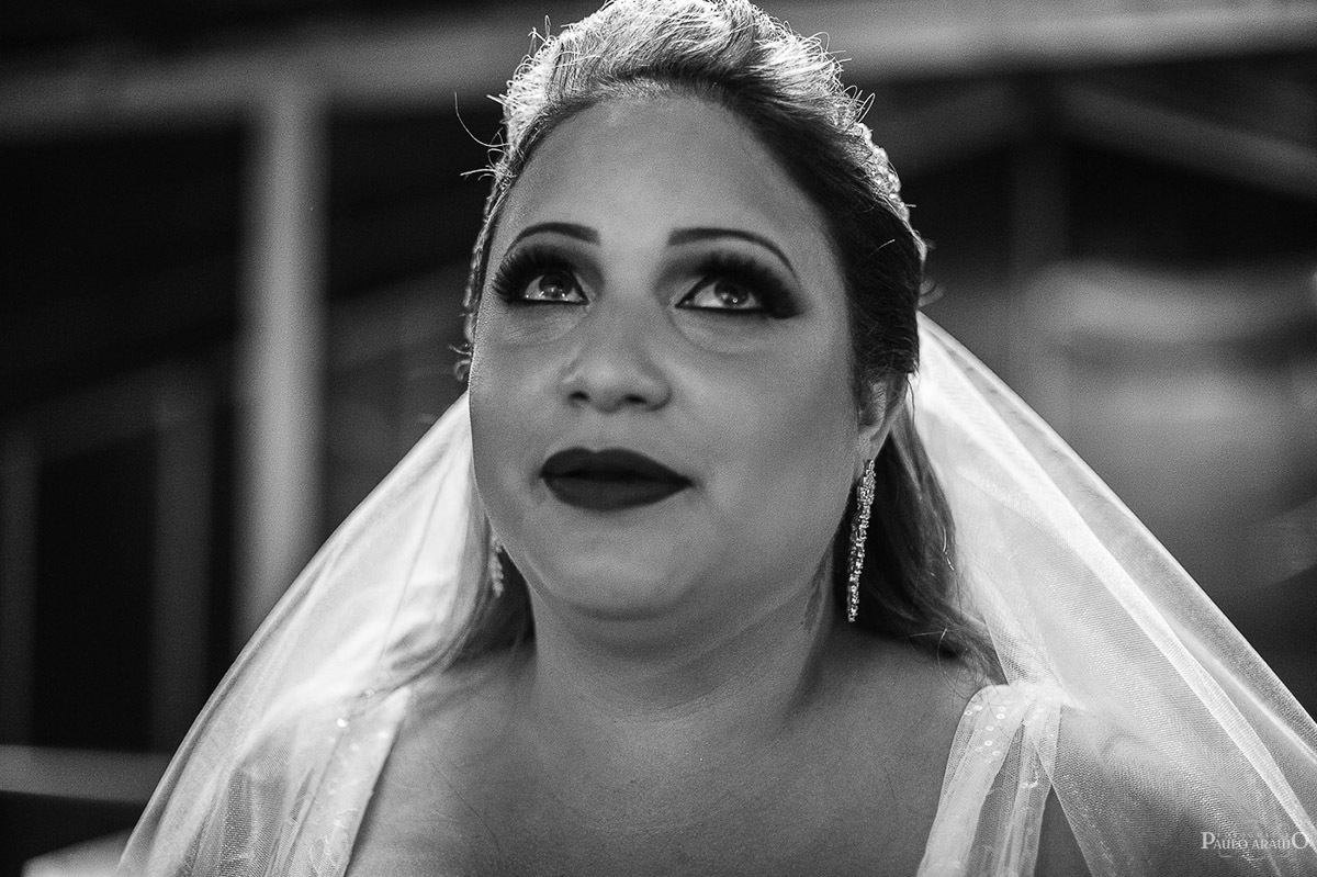 noiva com os olhos com lagrimas antes de entrar no seu casamento.