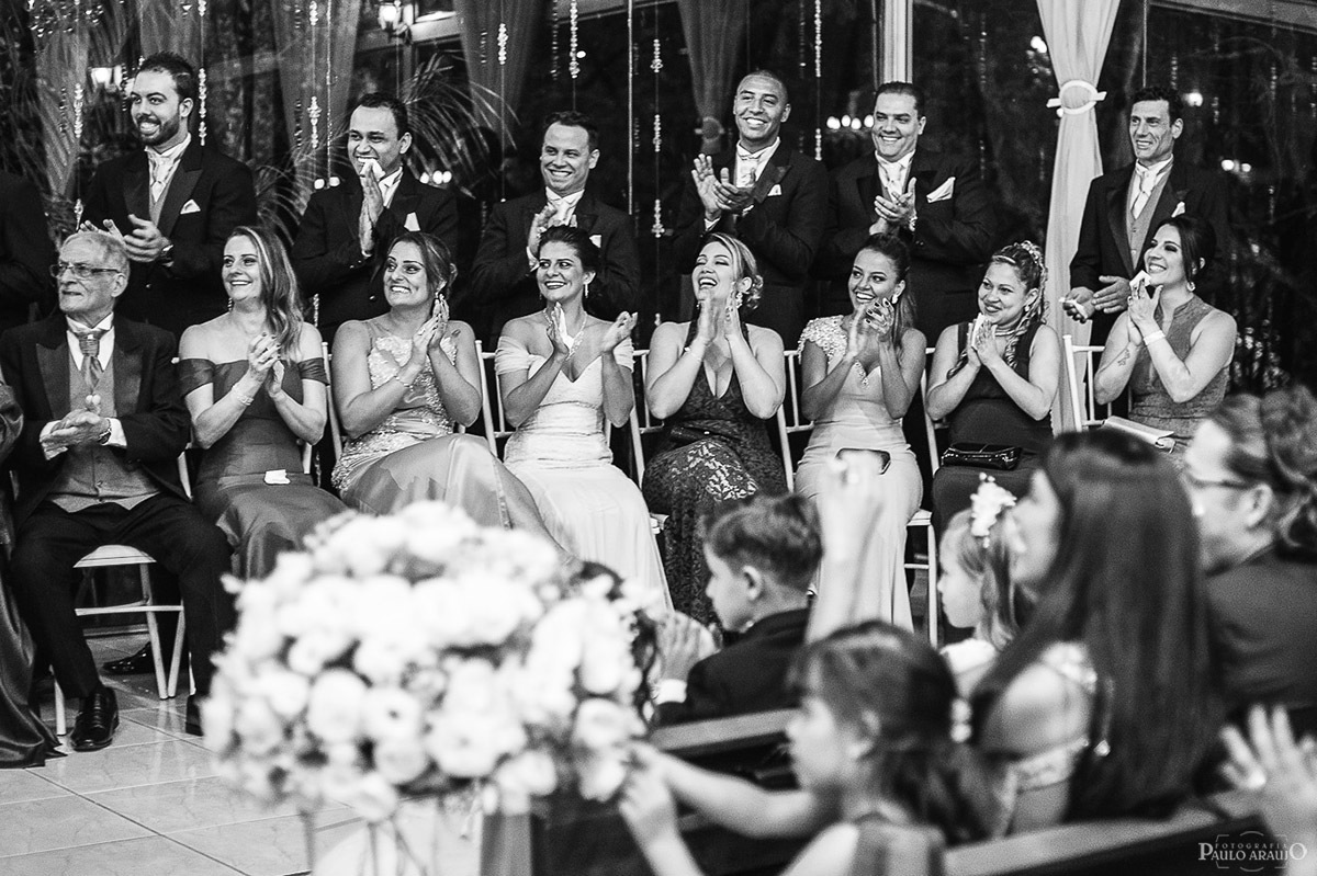 Os padrinhos de casamento aplaudiu aos votos do noivos.