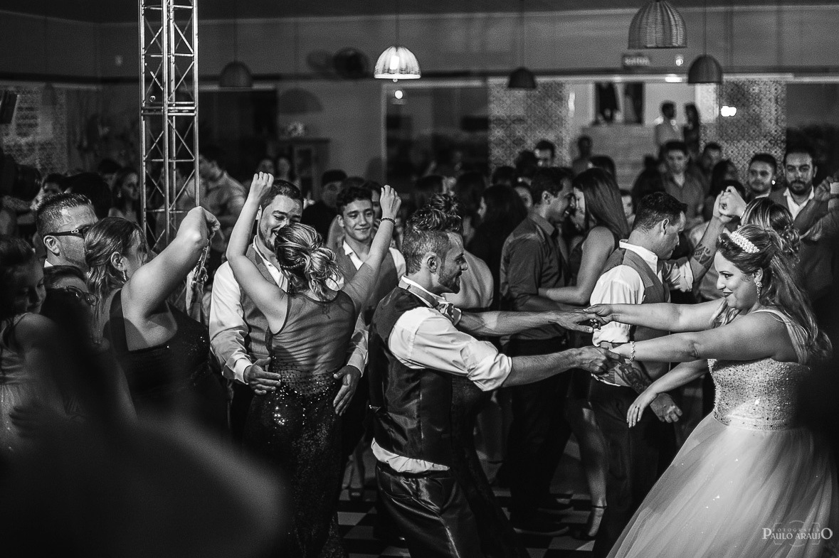 A balada do casamento no salão de festas foi legal, o espaço é bonito. 