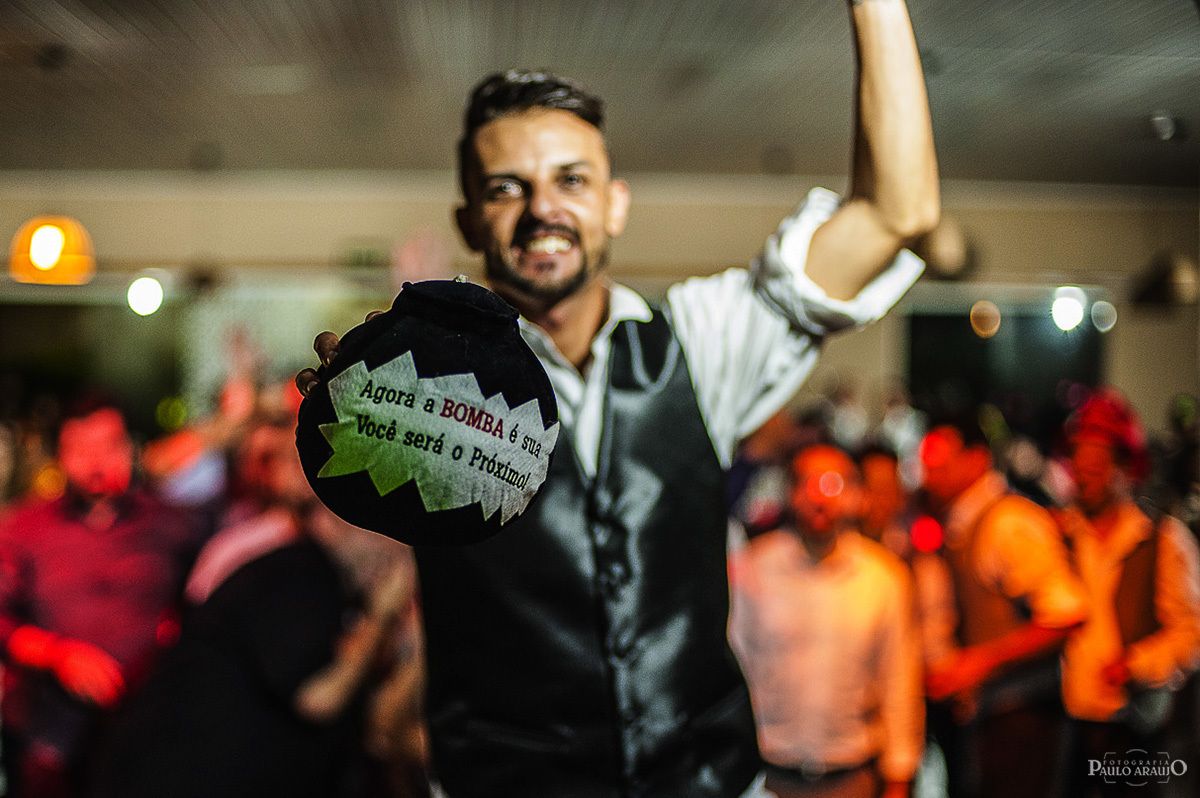 O noivo jogou a bomba no casamento, e o fotografo Paulo Araujo registrou.