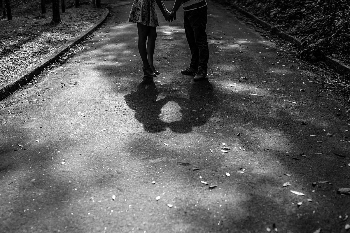 preto e branco sombra namoro beijo