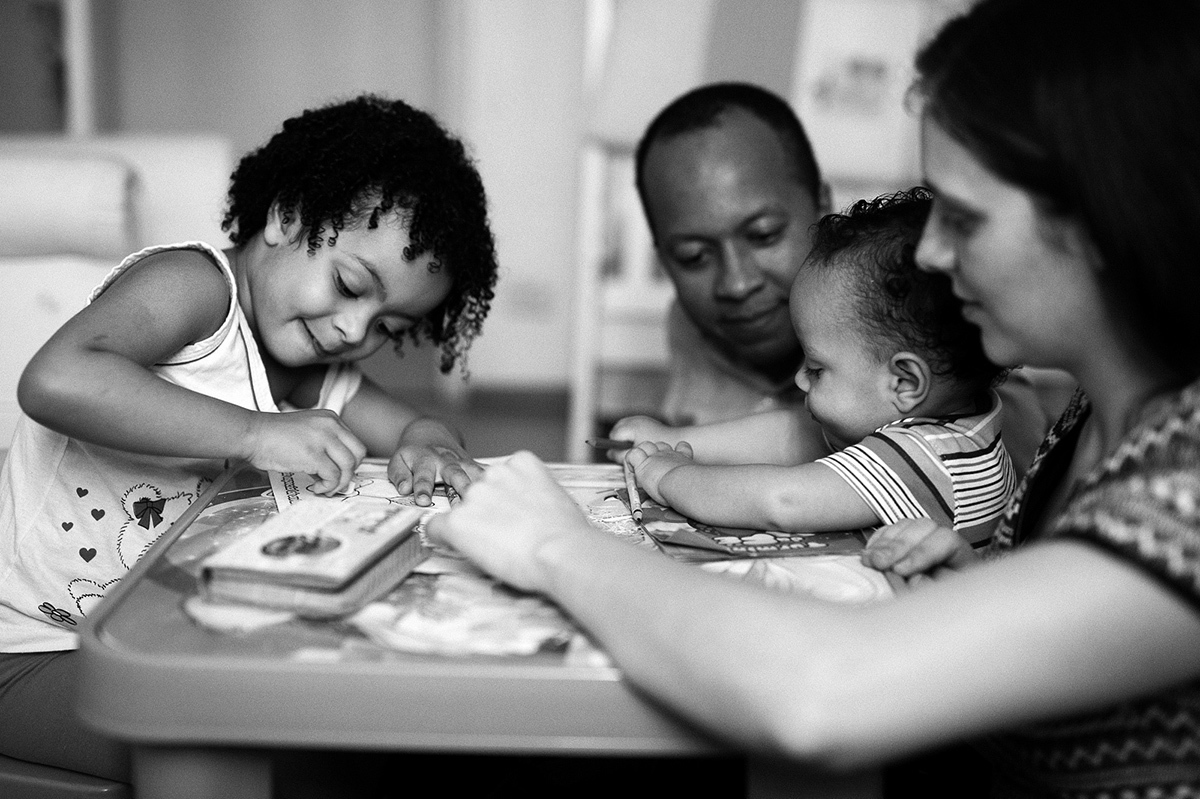 Vamos pintar, crianças, pais e filhos, fotografia documental de família, fotos diferentes fotografia lifestyle