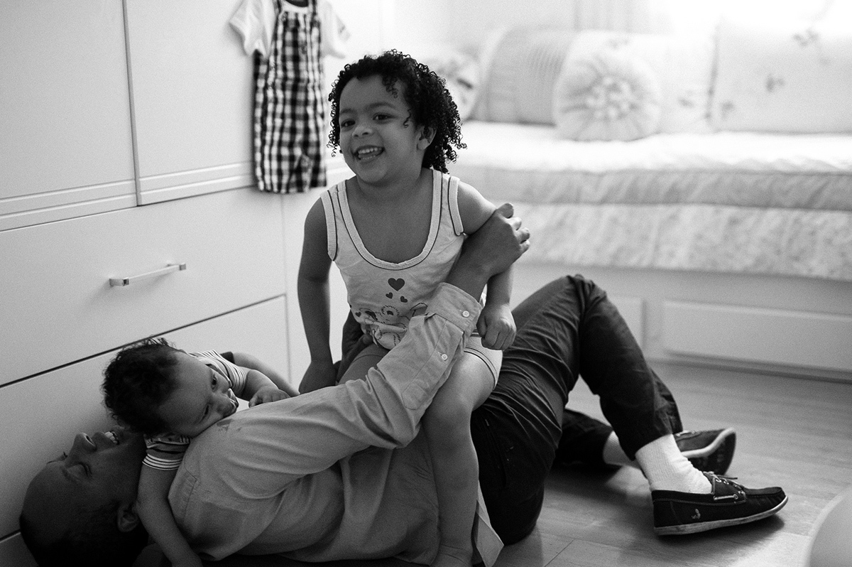 Os filhos pulando em cima dos pais, ensaio fotográfico de família, fotógrafo em são paulo