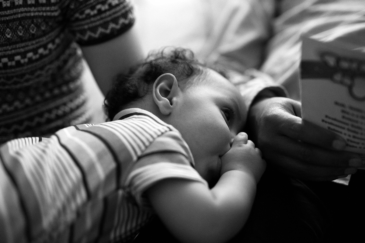 criança chupando o dedo, o valor de uma fotografia de família. Fotografo de São Paulo