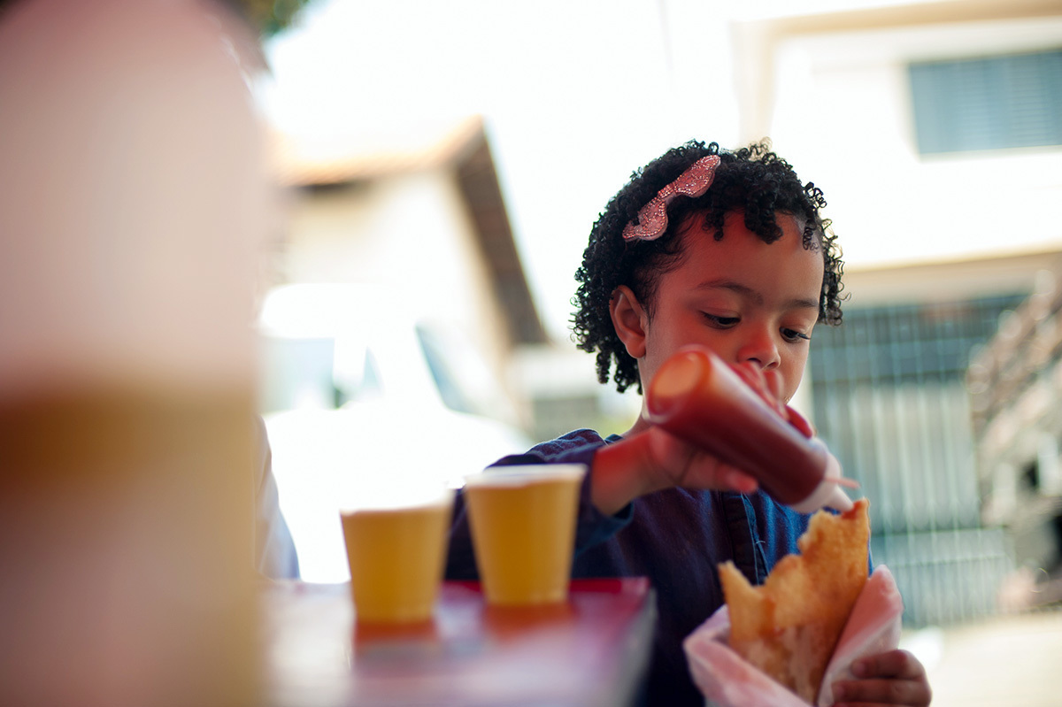 O melhor na feira é comer Pastel e tomar um delicioso caldo de cana, fotografia de família feito na feira. fotografo de família em São Paulo.